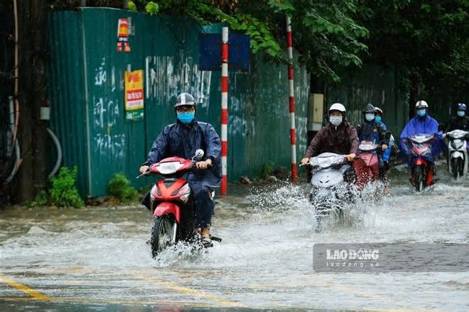 Cảnh báo mưa lớn, lũ các sông lên cao tại miền Trung