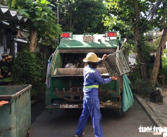 Xe cơ giới gom rác ở Đà Nẵng chỉ chịu thua 'đường không thể đi'