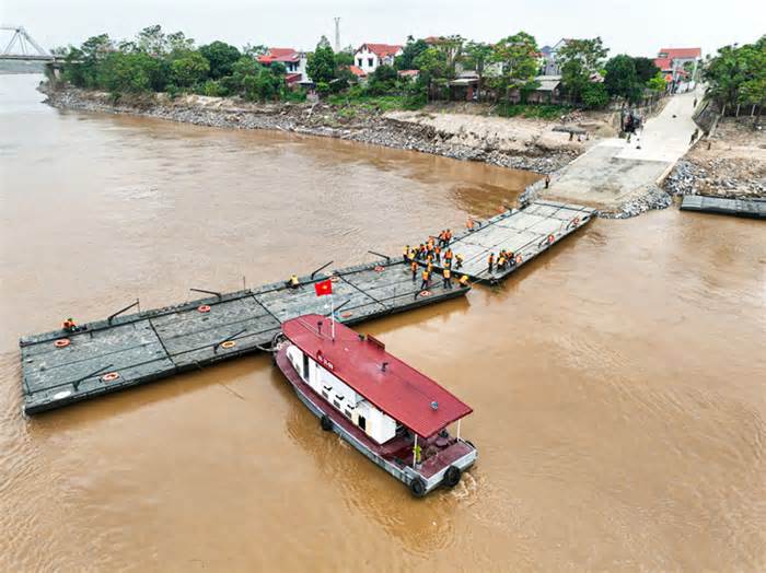 Sông Hồng chảy xiết, nghiên cứu dùng phà quân sự khi chưa tái lắp cầu phao Phong Châu