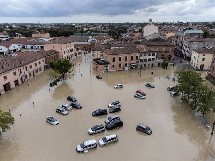 Trận lũ lụt lịch sử khiến 'nơi đáng sống nhất Italy' như bị 'đánh bom'