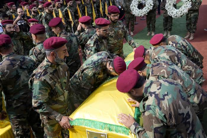 Loạt vụ nổ thiết bị liên lạc giáng đòn đau vào Hezbollah