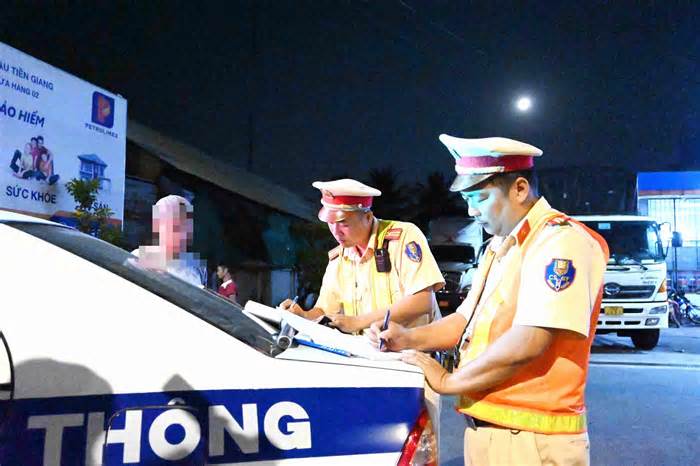 CSGT Tiền Giang xử lý xe chở quá tải trọng vượt hơn 61% trên Quốc lộ 1A
