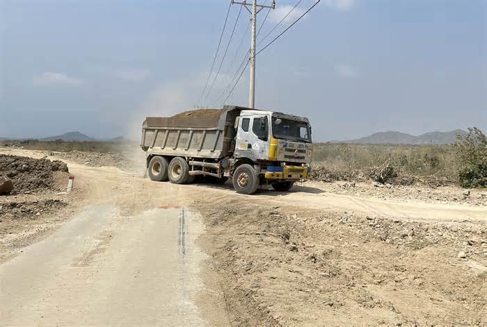 Xe quá tải tung hoành dự án cao tốc Cam Lâm-Vĩnh Hảo, 4 xe vi phạm bị phạt