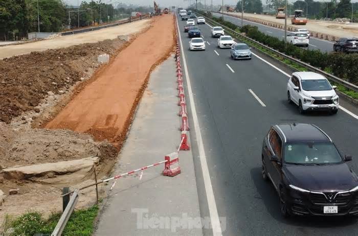 'Thót tim' với xe công trường trên tuyến cao tốc Cầu Giẽ - Ninh Bình
