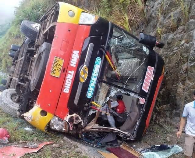 Điều tra nguyên nhân vụ lật xe khách trên Cao tốc La Sơn-Túy Loan