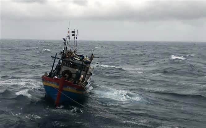 Quảng Trị: Chìm tàu cá trên biển, 6 thuyền viên được ứng cứu kịp thời