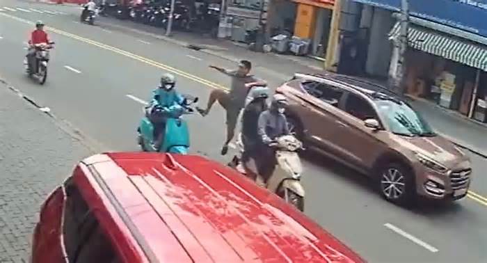 Công an làm việc với người đàn ông dừng ôtô giữa đường, đạp ngã cô gái đi xe máy