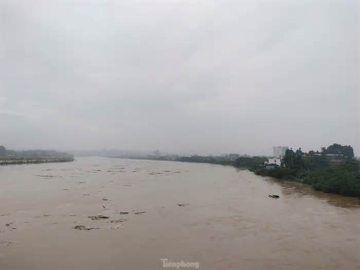 Thành phố Yên Bái chìm trong biển nước, nhiều tuyến phố ngập sâu đến 4 mét