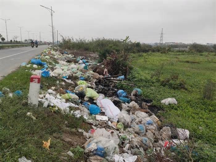 Nhức nhối nạn đổ trộm rác thải dọc tuyến đường nghìn tỉ đồng ở Hải Phòng