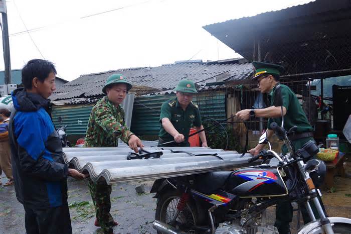 Cán bộ, chiến sĩ biên phòng Lai Châu giúp dân khắc phục hậu quả do dông lốc