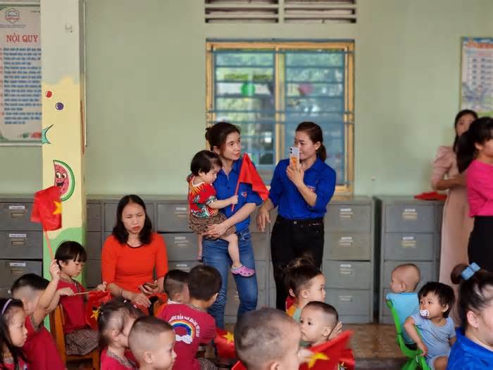 Loay hoay giảm biên chế, thừa chỉ tiêu vẫn thiếu giáo viên ở Thanh Hoá, Nghệ An
