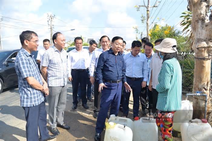 Phó Thủ tướng Trần Hồng Hà yêu cầu đầu tư hệ thống cấp nước cho người dân vùng hạn, mặn