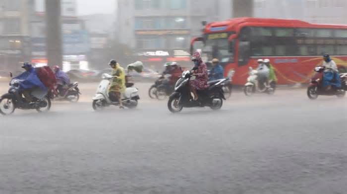 Hà Nội mưa to dồn dập, cảnh báo những tuyến đường có nguy cơ ngập