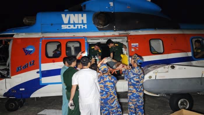 Dùng trực thăng EC 225 đưa 3 ngư dân bị hội chứng giảm áp về đất liền chữa trị