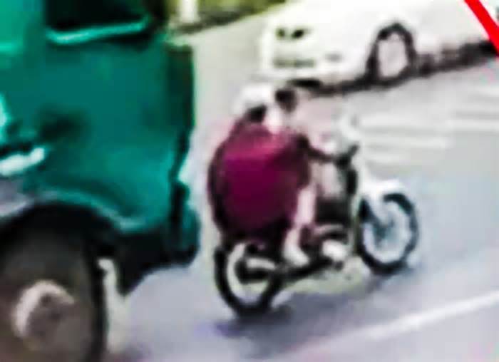 Bắc Giang: Xe đầu kéo va chạm xe máy, 2 người thương vong