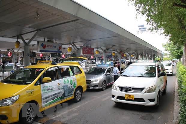 Cục Hàng không nói gì về taxi sân bay Tân Sơn Nhất ‘gánh' thêm phí?