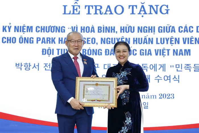 Ông Park Hang-seo nhận Kỷ niệm chương vì hòa bình giữa các dân tộc