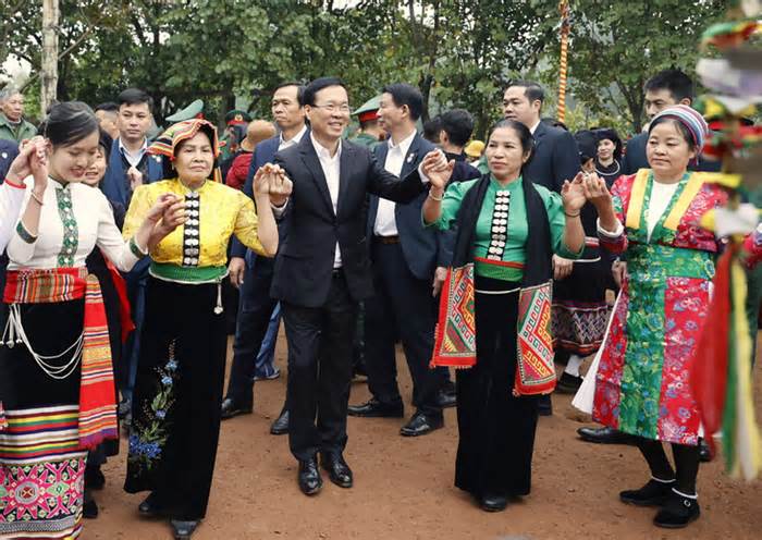 Chủ tịch nước Võ Văn Thưởng múa xòe, đánh cồng, tra hạt giống tại ngày hội sắc Xuân