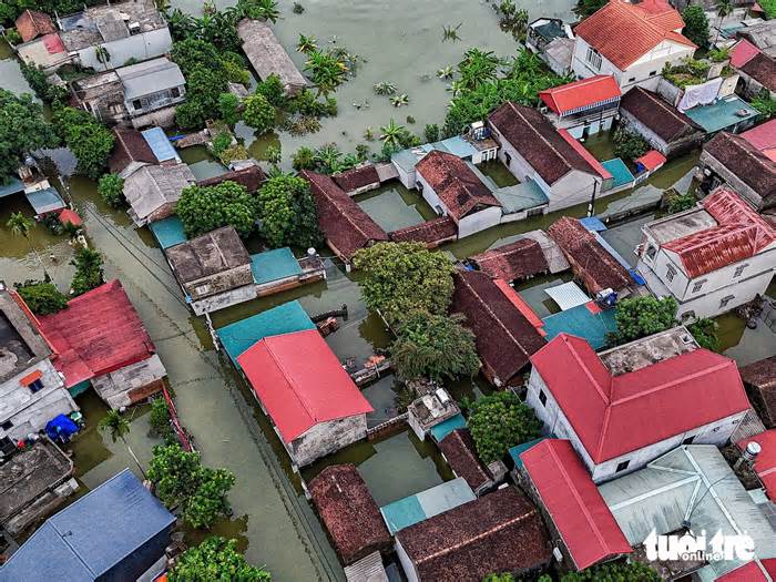 Về rốn lũ Chương Mỹ chứng kiến người Hà Nội ở nhà phao, đi thuyền trên phố