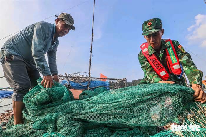 Nơi dự kiến tâm bão số 3 đổ bộ: Trời oi bức, lặng gió, tàu thuyền nối đuôi nhau về tránh bão