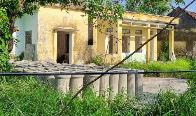 Trường mầm non bỏ hoang ở Thái Bình thành nơi chứa cống bi bê tông