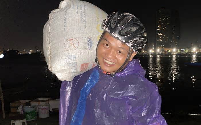 Vì sao có hình ảnh sứa phủ kín sông Hàn ở Đà Nẵng?