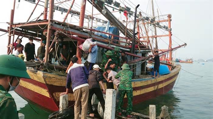 Vụ 4 tàu cá Quảng Bình chìm trên biển: Đã có người tử vong, 11 người vẫn mất tích