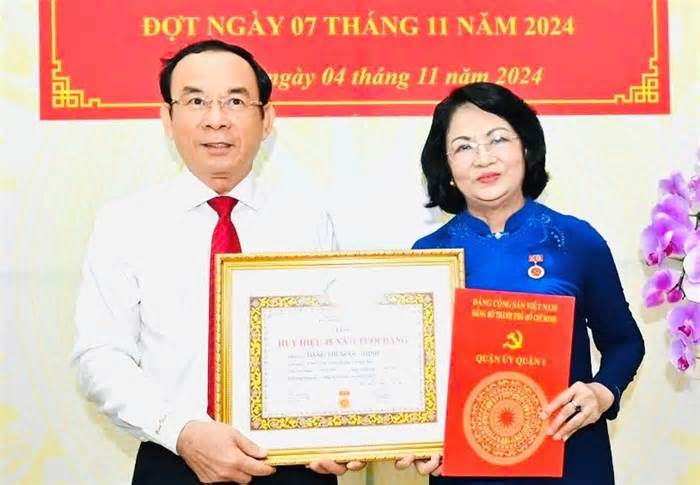 Trao Huy hiệu 45 năm tuổi Đảng tặng nguyên Phó Chủ tịch nước Đặng Thị Ngọc Thịnh