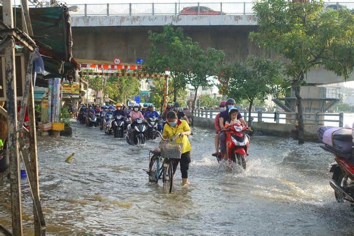 Triều cường đạt đỉnh, người dân TPHCM ‘be bờ’ ngăn nước