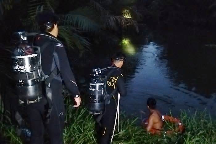 Hơn 4 giờ lặn tìm người đàn ông mất tích dưới sông ở TPHCM