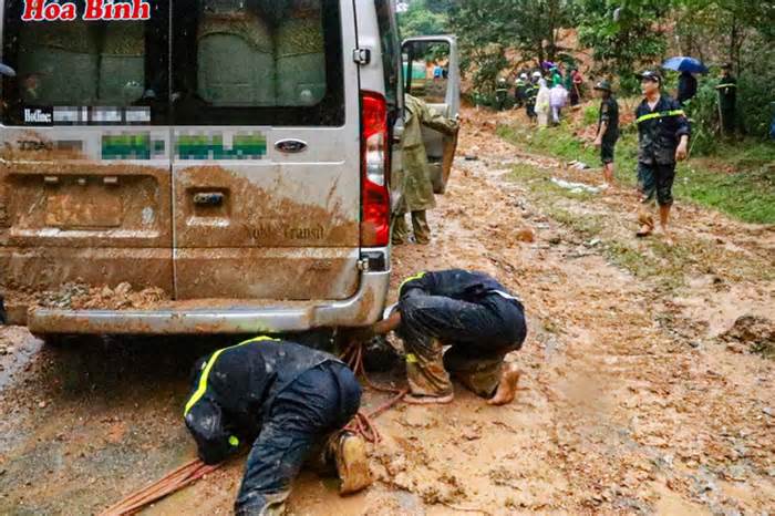 Người phụ nữ thoát chết trong vụ sạt lở Hà Giang: Say xe nên xin xuống dọc đường