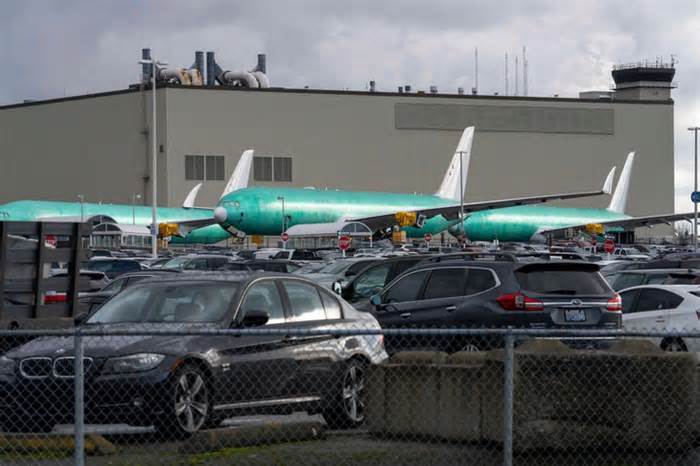 Thiếu phụ tùng, Boeing phải 'cất' hàng trăm máy bay ở... bãi xe nhân viên