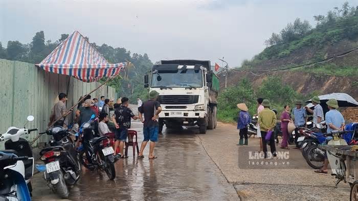 Dân đội mưa dựng lán phản đối khai thác đất trên dự án nhà máy rác