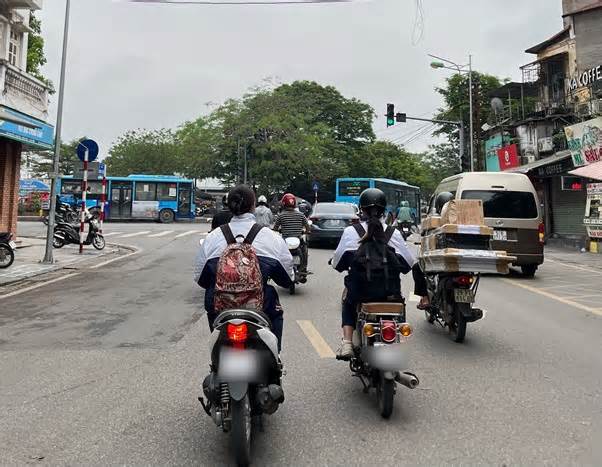 Hà Nội: Nhiều học sinh đi xe máy không đội mũ bảo hiểm