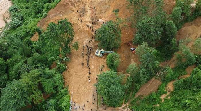 Vụ xe khách bị đất đá vùi lấp ở Hà Giang: Số người tử vong tăng lên 12, trong đó có 2 mẹ con