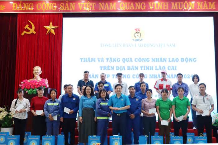 Tổng Liên đoàn Lao động Việt Nam tặng quà cho người lao động có hoàn cảnh khó khăn ở Lào Cai