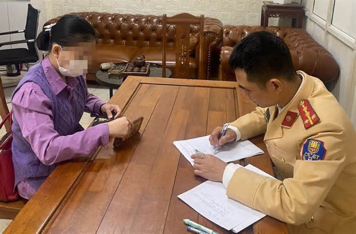 Nữ tài xế vi phạm nồng độ cồn đâm xe máy ở Hà Nội bị xử phạt 35 triệu đồng