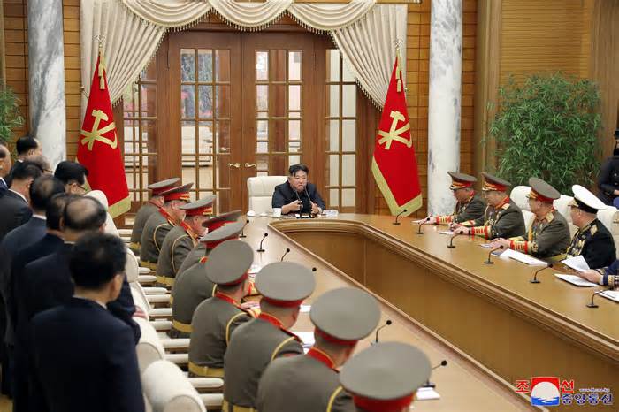 Ông Kim Jong-un chỉ thị quân đội sẵn sàng 'tung đòn hủy diệt'