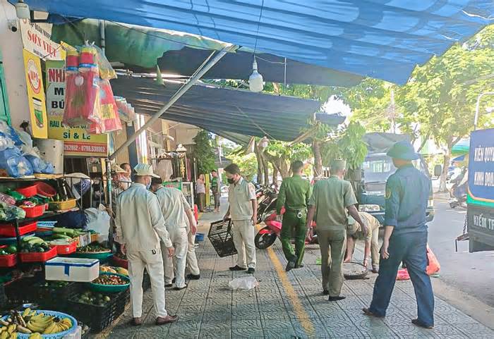 Từ thông tin báo Tiền Phong, quận Sơn Trà ra quân lấy lại vỉa hè cho người đi bộ