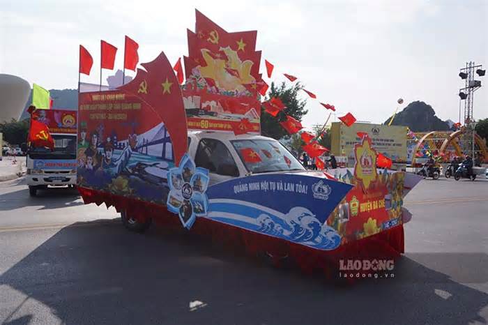 Diễu hành xe cổ động chào mừng 60 năm Ngày thành lập tỉnh Quảng Ninh
