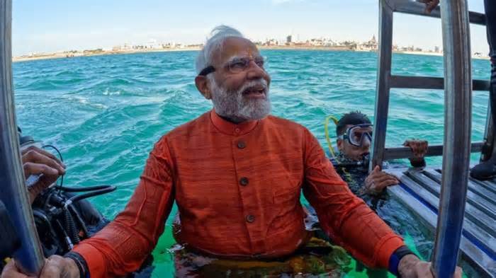 Video Thủ tướng Ấn Độ hành hương dưới biển lan truyền như vũ bão