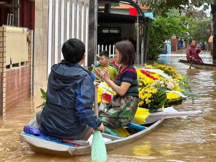 Quặn lòng cảnh chèo thuyền vượt lũ đưa người thân đi mai táng ở Quảng Bình