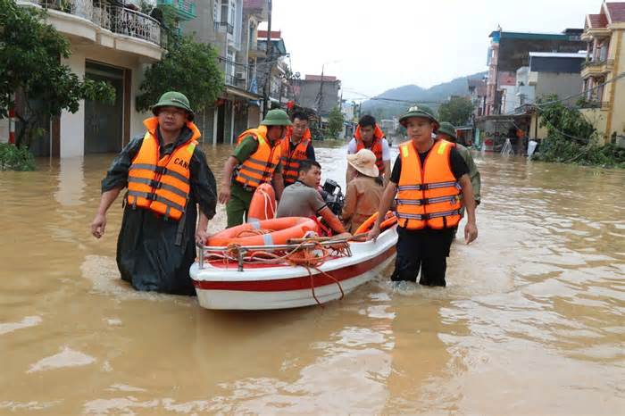 Công an Bắc Giang kịp thời hỗ trợ đưa 2 người dân trong vùng lũ đi cấp cứu