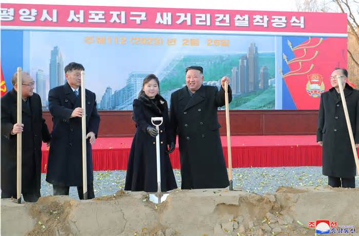 Con gái ông Kim Jong-un dự lễ khởi công cùng cha