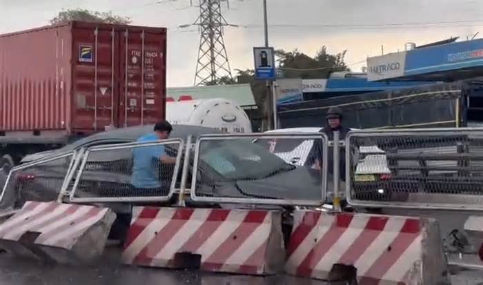 Va chạm container, ô tô lao vào dải phân cách ở TPHCM