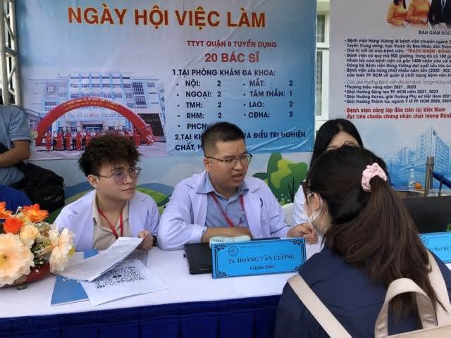 Vừa tốt nghiệp, bác sĩ trẻ 'đầu quân' ngay cho trạm y tế