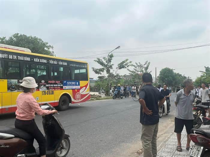 Đi bộ sang đường, học sinh lớp 1 bị xe buýt đâm tử vong ở Thái Bình
