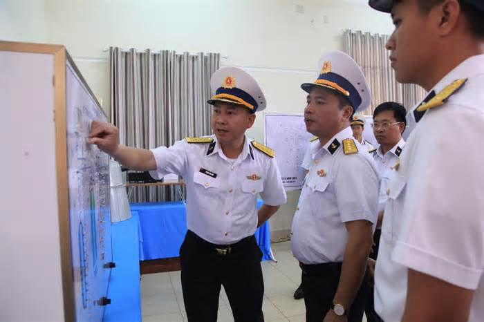 Tư lệnh Vùng 4 Hải quân Nguyễn Văn Bách kiểm tra Lữ đoàn tàu chiến đấu mặt nước