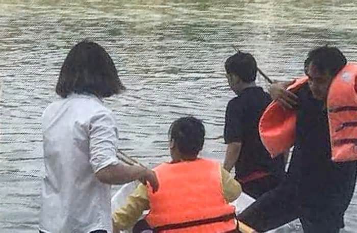 Bé gái 14 tuổi chết đuối dưới hồ nước trong khu đô thị Hà Nội