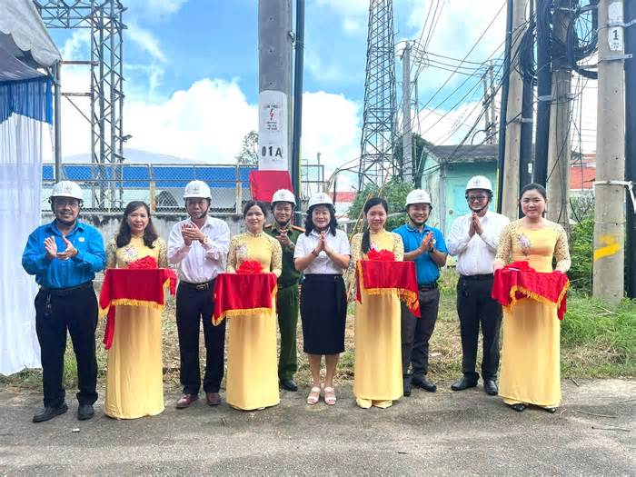 Gắn biển công trình chào mừng Đại hội VI Công đoàn Điện lực Việt Nam